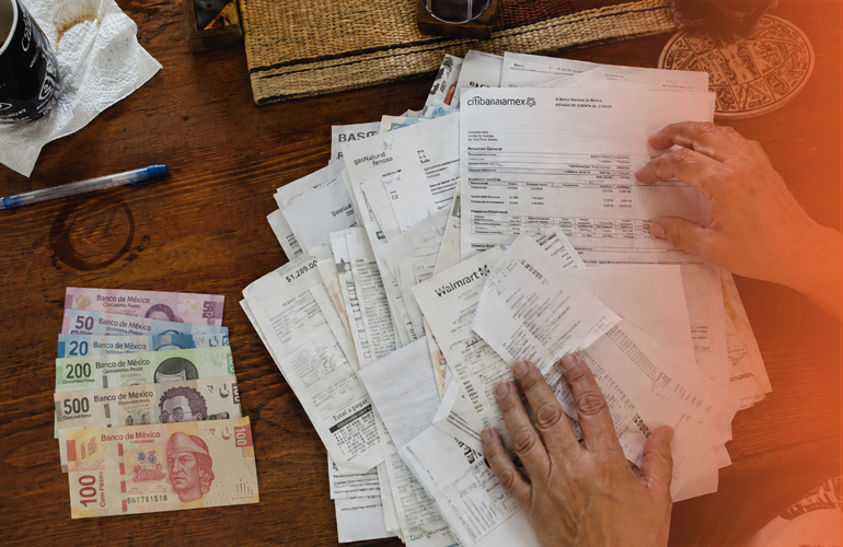 Persona revisando el pago mínimo y el saldo de su tarjeta de crédito