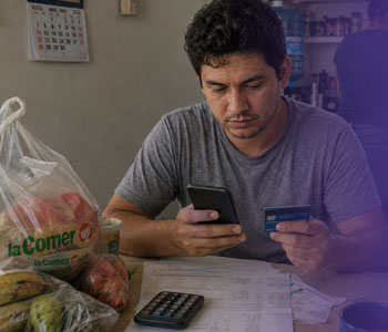 Persona revisando el estado de cuenta de una tarjeta de crédito