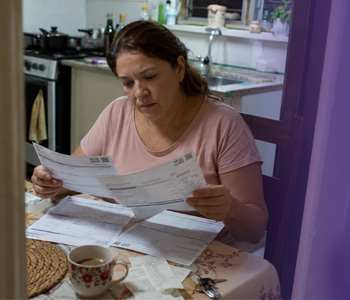 Persona organizando los pagos de su tarjeta de crédito