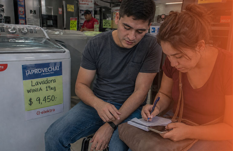 Persona analizando si una deuda es conveniente para sus finanzas