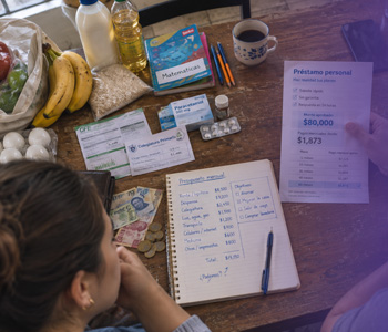 Persona evaluando el costo y beneficio de solicitar un crédito