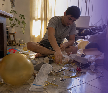 Persona revisando su presupuesto antes de adquirir una deuda