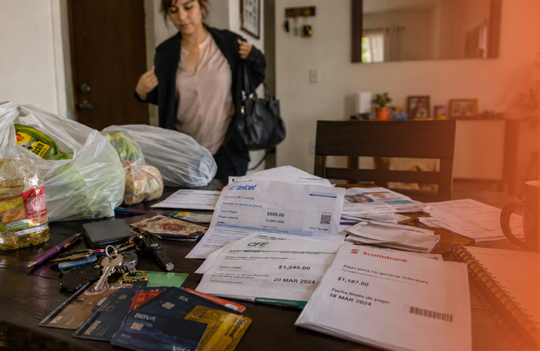 Persona revisando cuántos créditos puede manejar sin afectar sus finanzas
