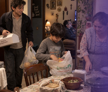 Familia hablando sobre hábitos financieros y decisiones relacionadas con el dinero