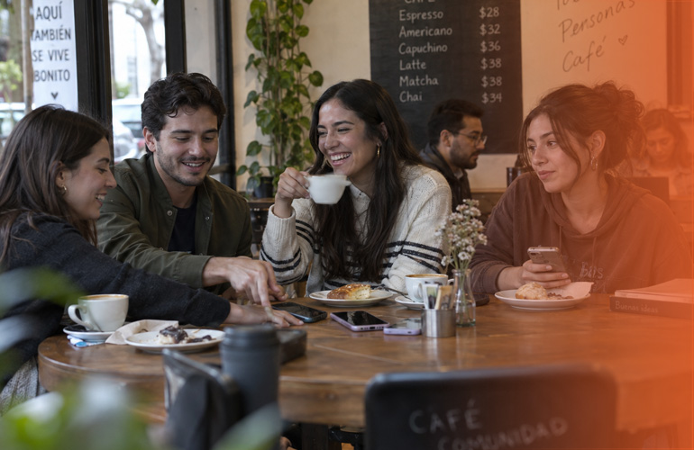 Persona reflexionando antes de realizar una compra o inversión por presión social