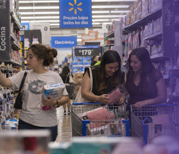 Persona observando una tendencia de consumo antes de decidir si comprar