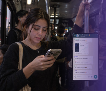 Persona revisando una inversión antes de tomar una decisión por presión social